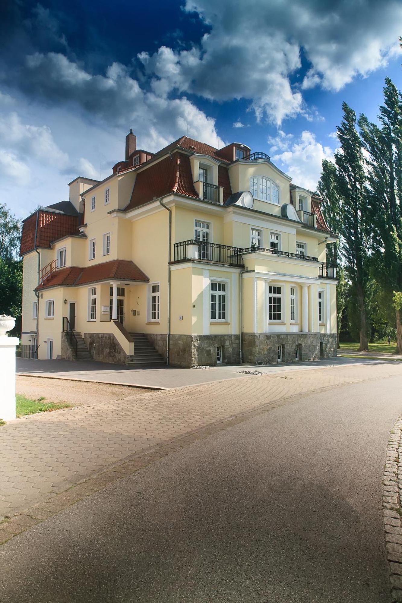 Hotel Dirks Am Schloss バート・ピルモント エクステリア 写真